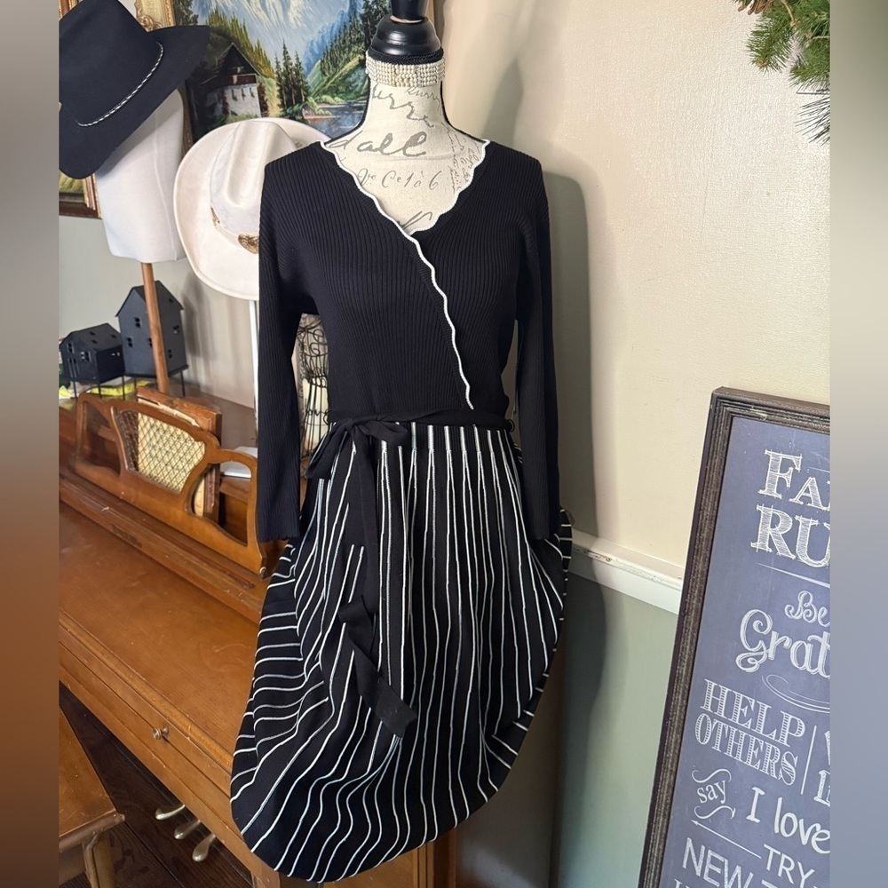 Black and Ivory Striped Ribbed Long Sleeve Knit Dress NWT 75.00